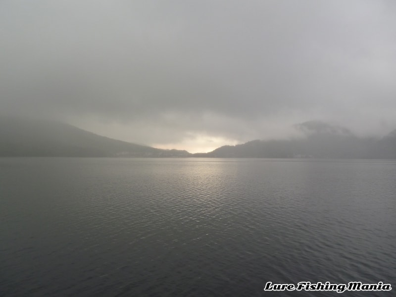 小雨が降る朝の中禅寺湖