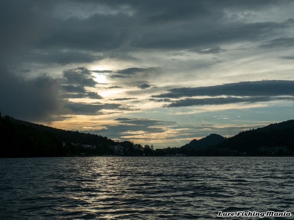 朝焼けの中禅寺湖