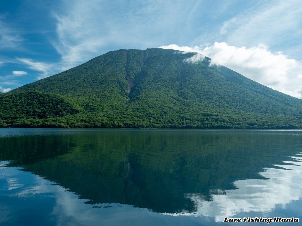 美しく佇む男体山