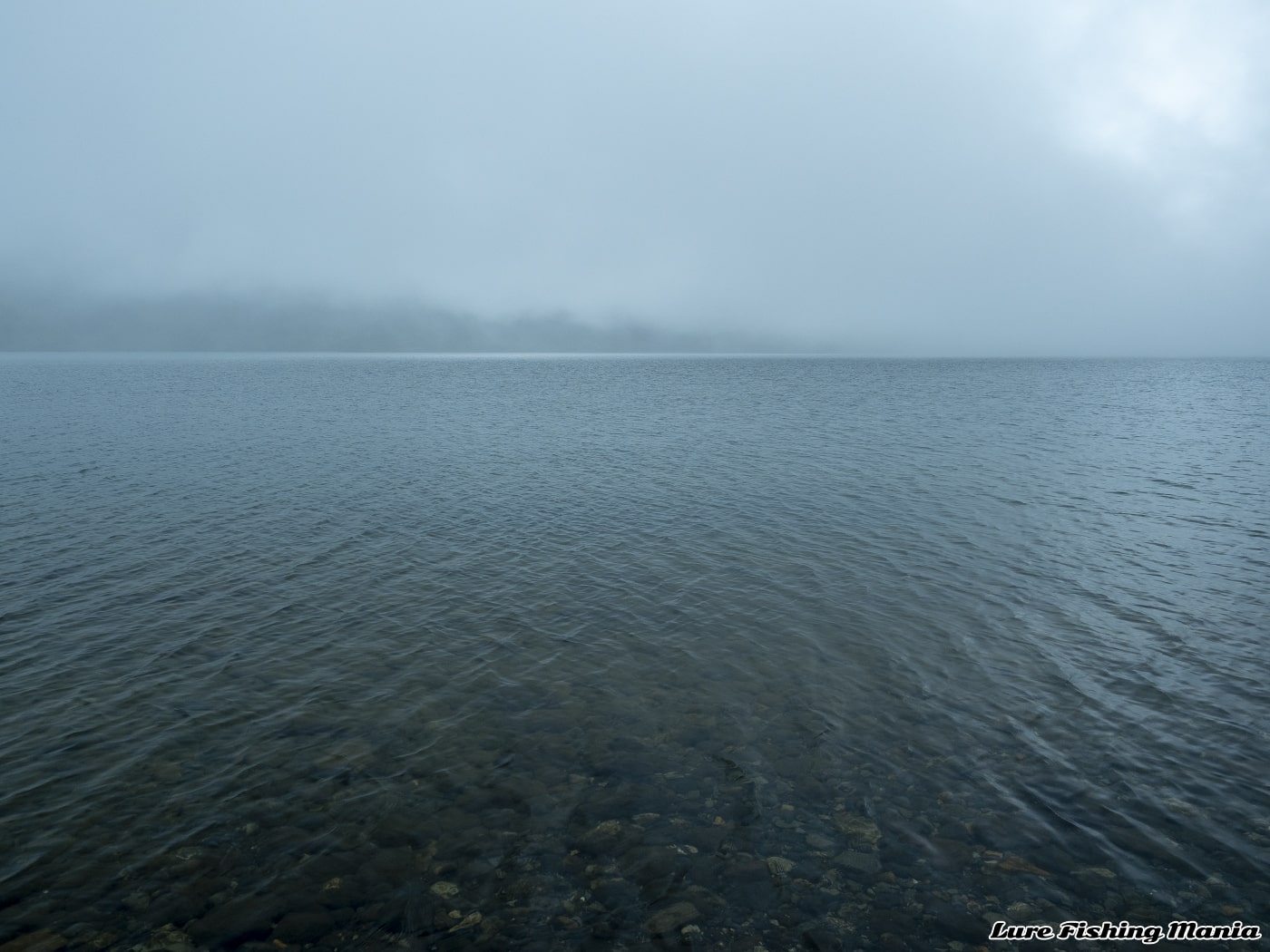 霧が立ちこめる中禅寺湖