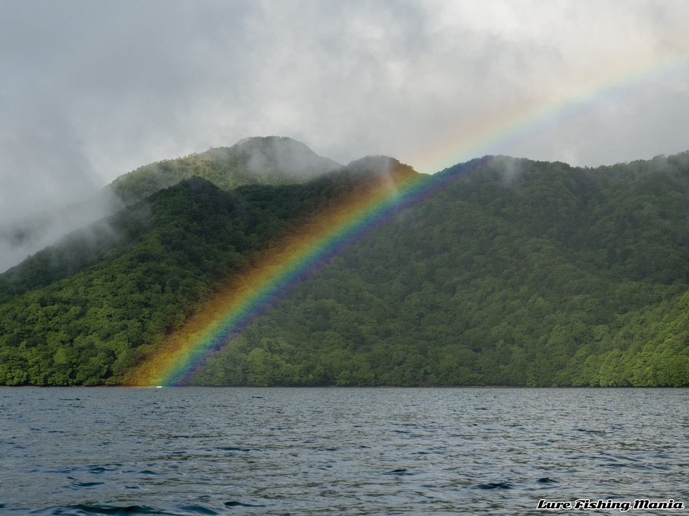 綺麗な虹が現れた中禅寺湖の風景