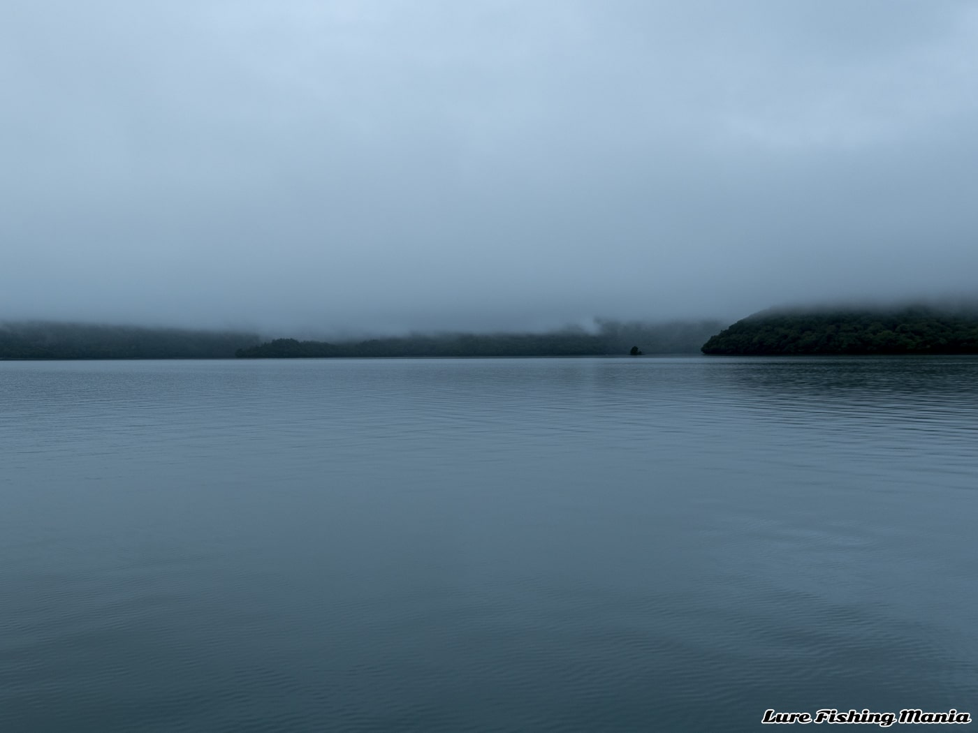 静かな朝を迎えた中禅寺湖
