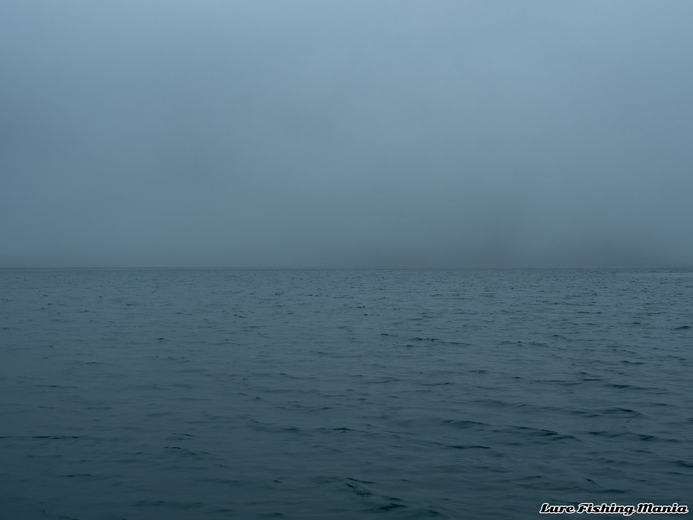 時折霧に覆われる湖面