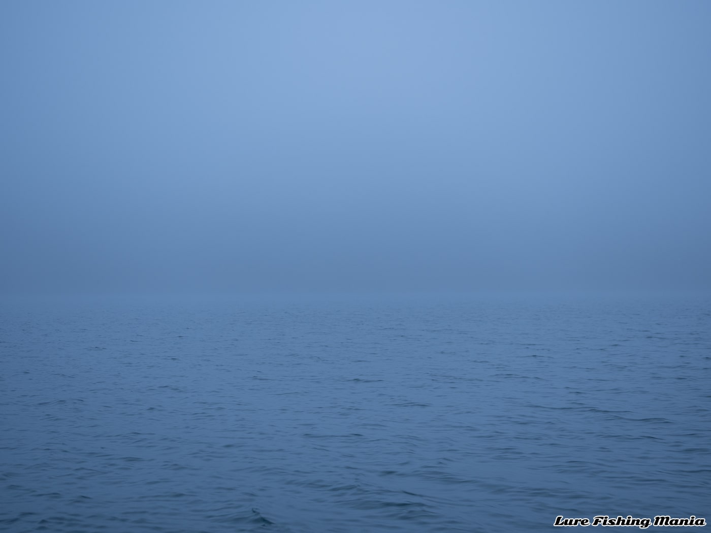 朝から霧に包まれた中禅寺湖