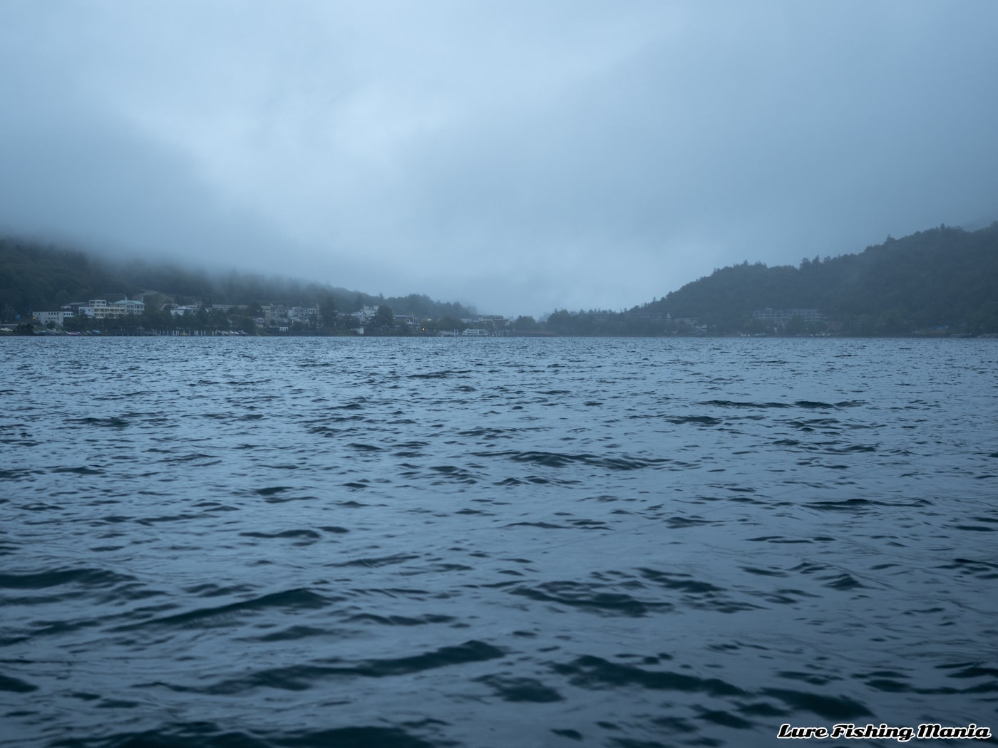 朝から風雨の中禅寺湖
