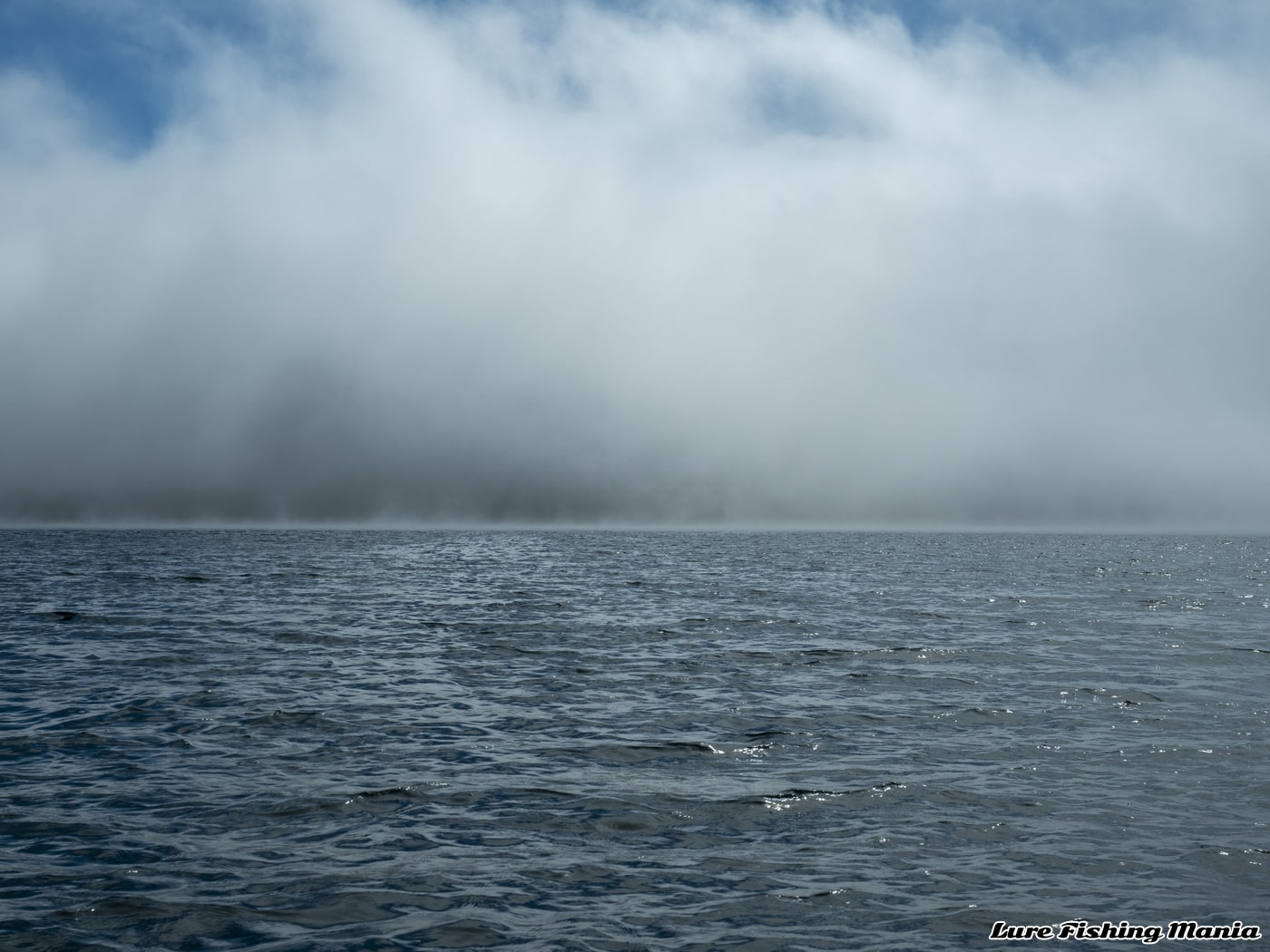 霧が流れ込み、だんだんと岸が見えなくなってくる中禅寺湖