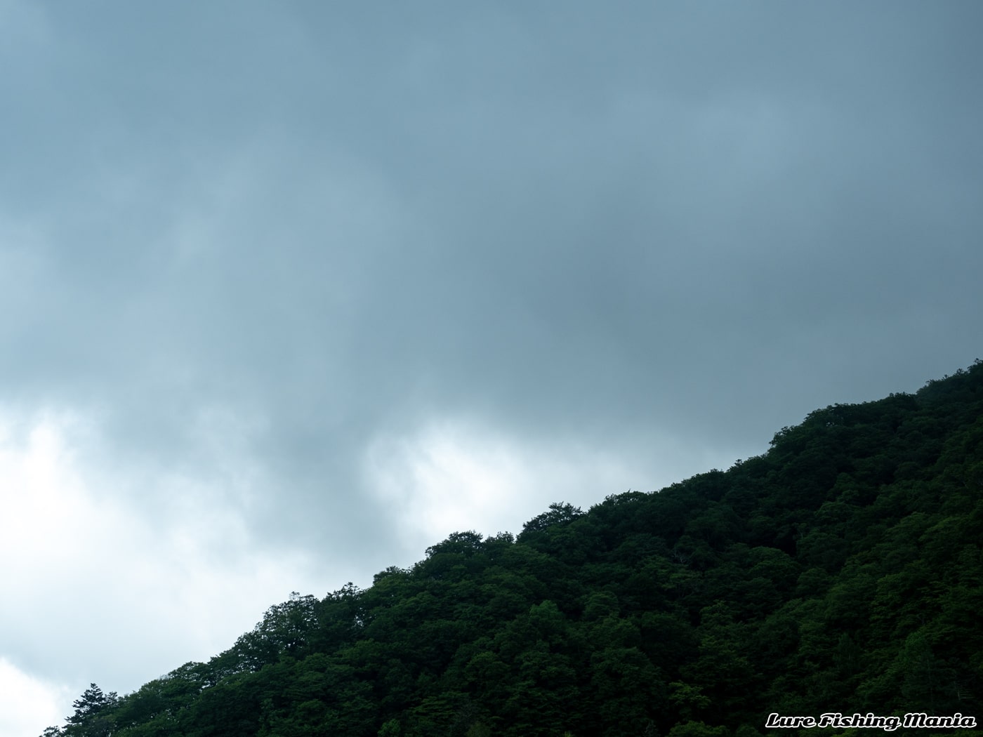 どんよりした雲が立ち込める中禅寺湖