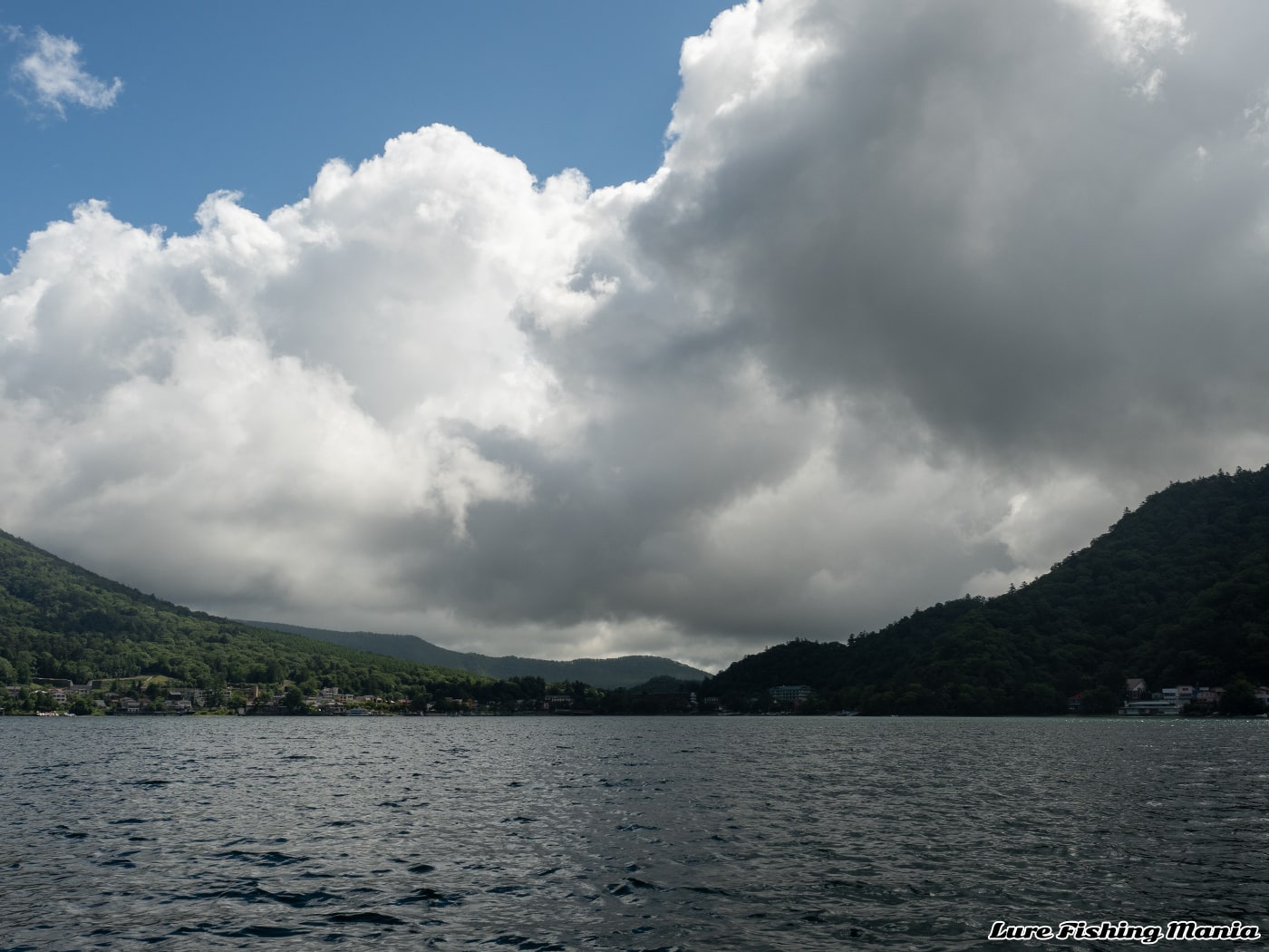 北東風に変わり、いろは坂から雲が上がってきた中禅寺湖